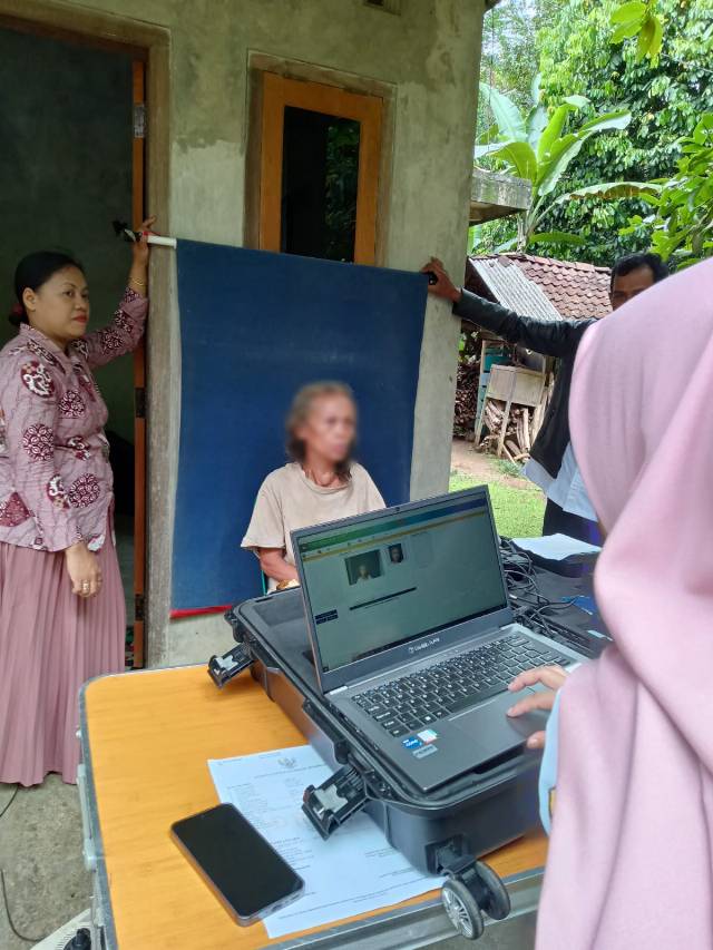 WUJUDKAN HAK SIPIL ODGJ, PATEN KECAMATAN KEPIL LAKUKAN PEREKAMAN KTP-EL MOBILE DI DESA JANGKRIKAN